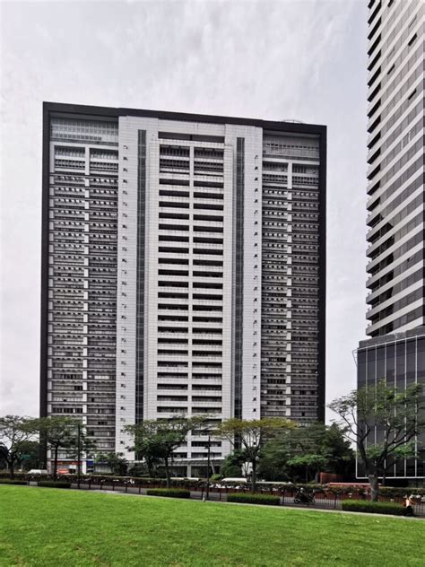 For Rent: Studio Unit in Fairways Tower, BGC, Taguig .